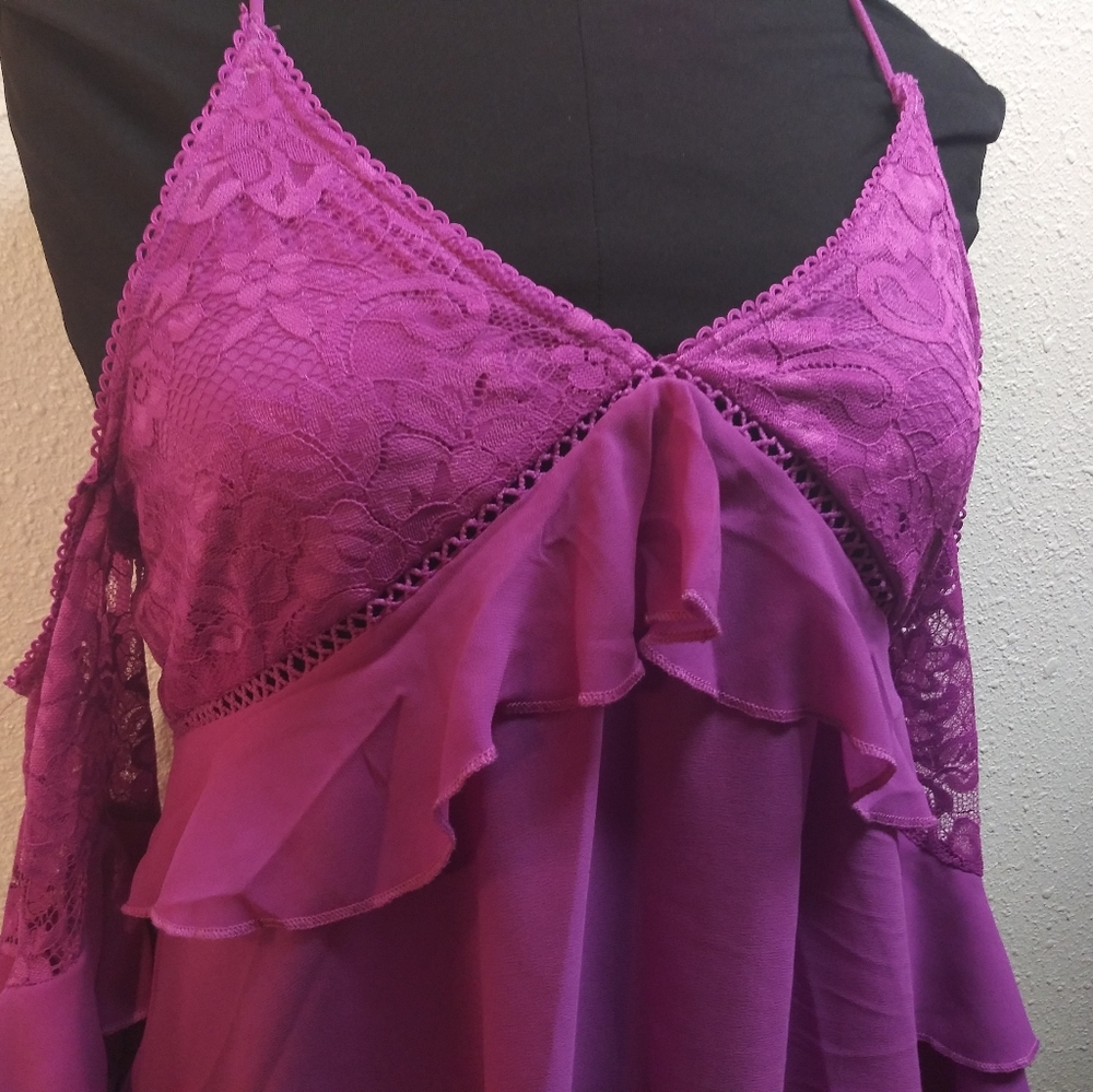 Essue Berry Cold Shoulder Ruffle Detail - Picture 3 of 4